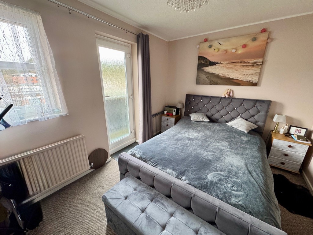 Lot: 43 - TWO-BEDROOM TOP FLOOR FLAT INVESTMENT - 5 Stuart Court - bedroom 1